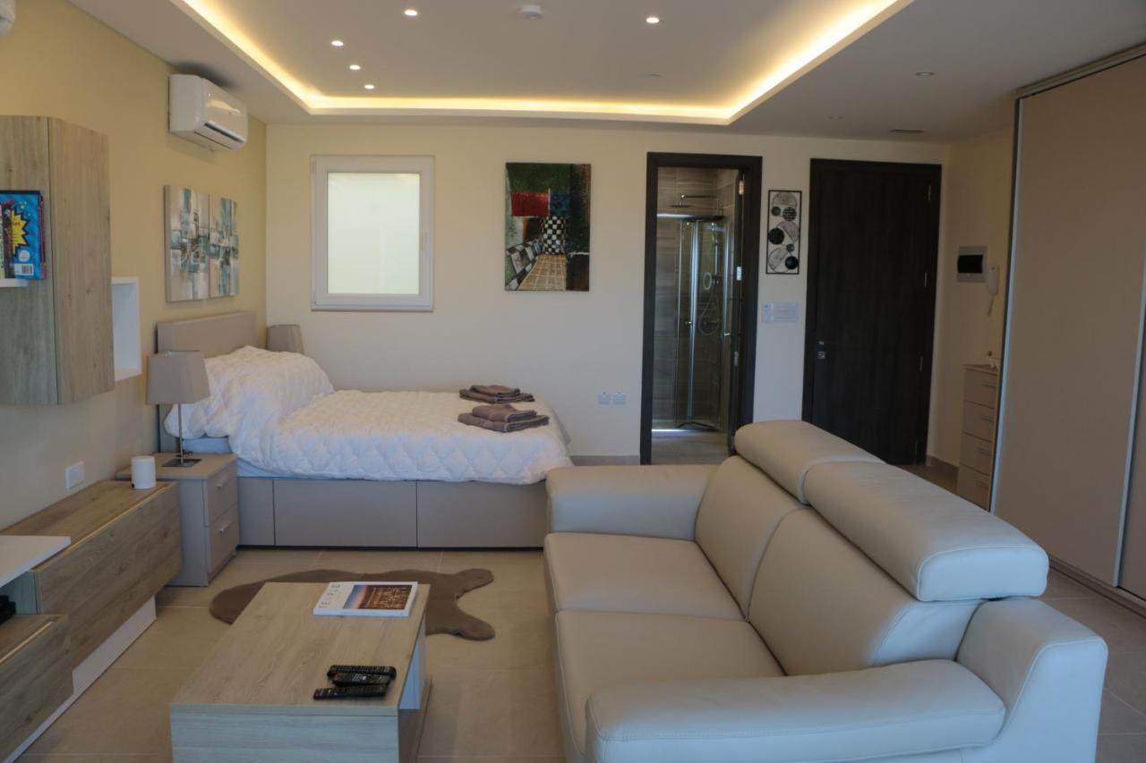 Wileg 4A Luxury Studio Apartment With Shared Swimming Pool. Qala Екстериор снимка